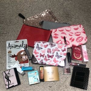 Free sample or makeup bag gift w $15 purchase!